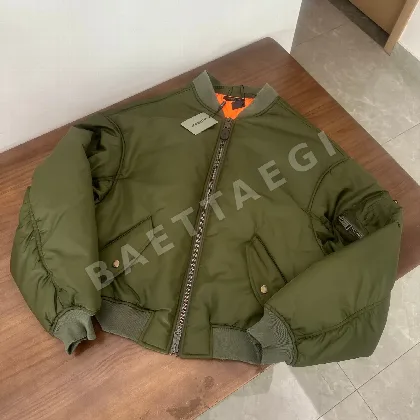 발렌시아가 밀리터리 그린 드롭숄더 나일론 자켓