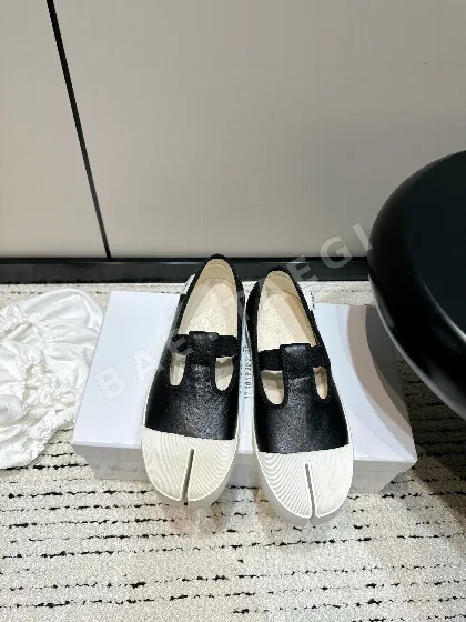 마르지엘라 갈라진 앞코 스트랩 가죽 스니커즈 9086