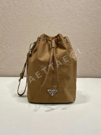 프라다 복조리 나일론 클러치백 67952