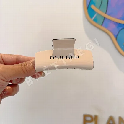 미우미우 레터링 헤어클립 183942
