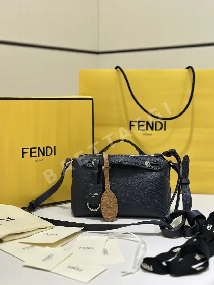 펜디 바이 더 웨이 리버서블 셀러리아 가죽 숄더백 29368