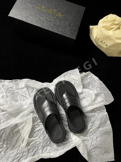 알라이아 펀칭 플립플롭 120879