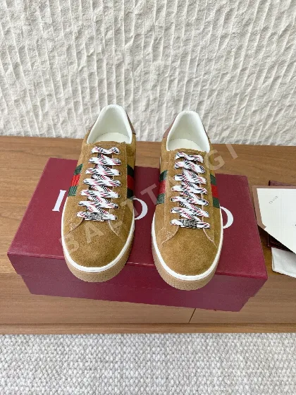 구찌 에이스 로우탑 스니커즈 42225