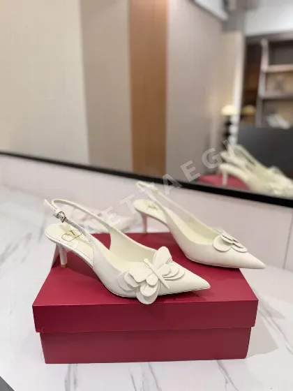 발렌티노 나비 장식 뾰족 앞코 하이힐 24700