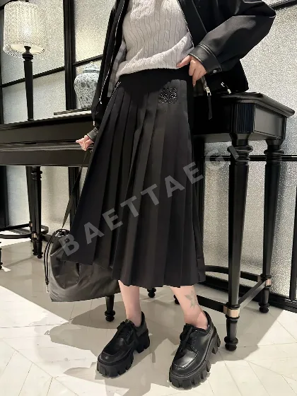 로에베 로고 아플리케 플리츠 미디 스커트 50334