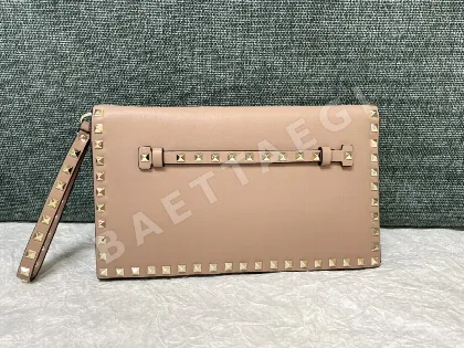 발렌티노 락스터드 카프스킨 클러치백 44309
