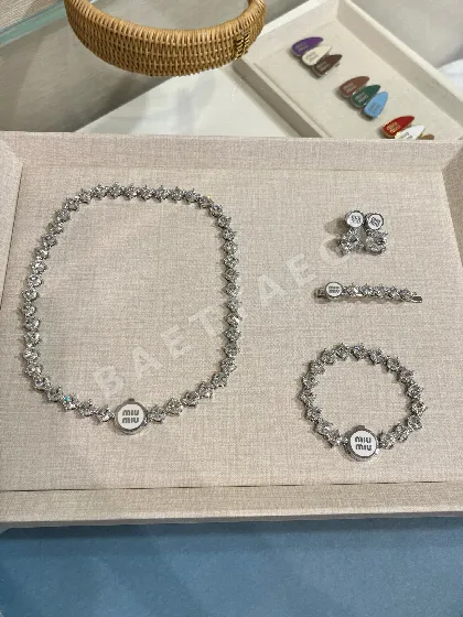 미우미우 화이트 에나멜 버튼 목걸이 60968