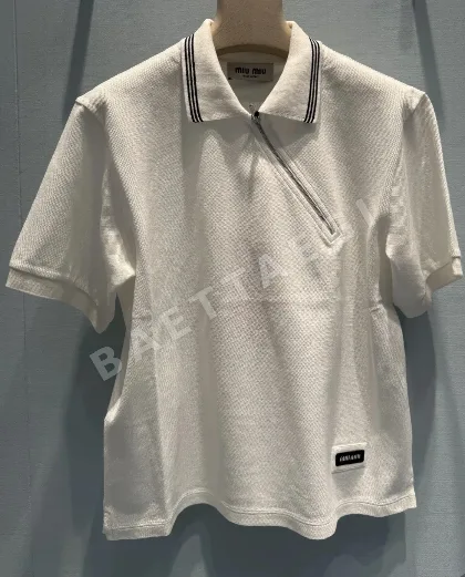 미우미우 대각선 지퍼 자수 폴로 카라 반팔 셔츠 52395