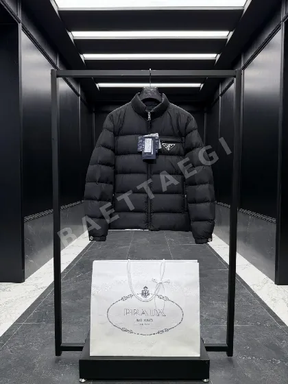 프라다 대삼각 로고 거위털 패딩 재킷 D00700