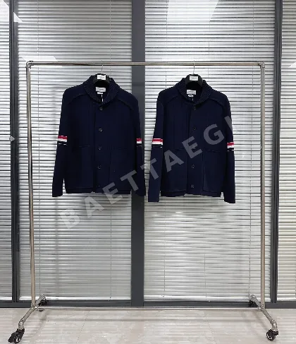 톰브라운 트리콜로르 소매 케이블 니트 숏 자켓 142995