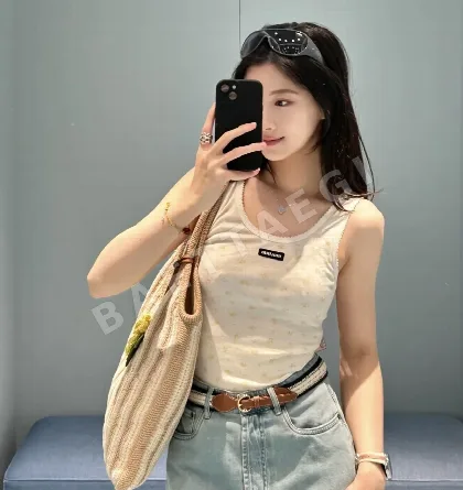 미우미우 플라워 레이스 트리밍 나시 탑