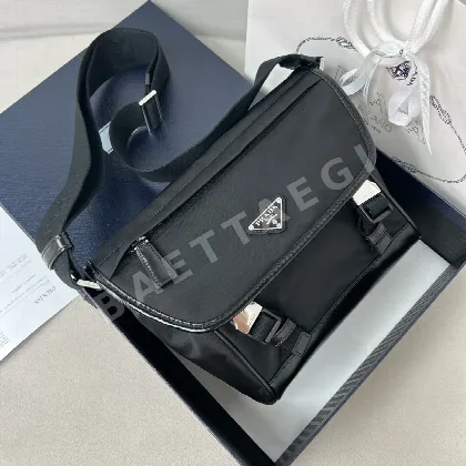 프라다 나일론 메신저 가방 2VD066