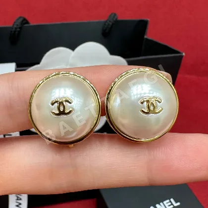 샤넬 진주 더블 C 버튼 스터드 귀걸이 178491
