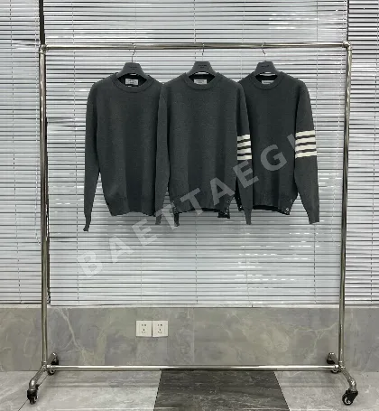 톰브라운 남성 니트 크루넥 스웨터 2 버튼 142872