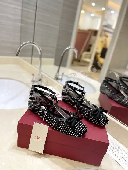 발렌티노 락스터드 크리스탈 메시 발레 플랫 24670