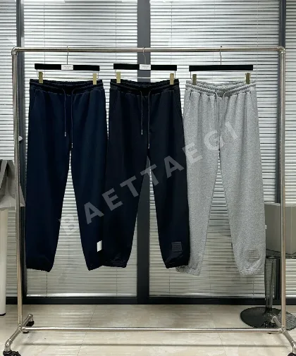 톰브라운 가죽 라벨 스웨트팬츠 남성 바지 46659
