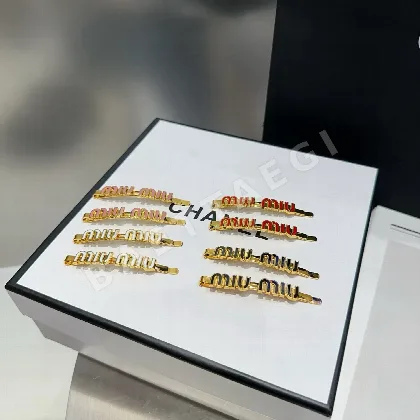 미우미우 레터 프린트 미니 사이드 헤어클립 183897