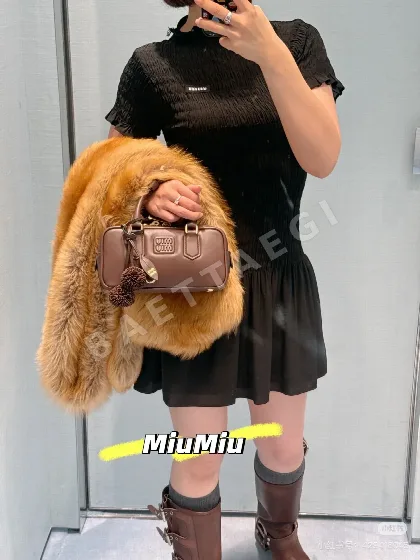 미우미우 블랙 주름 스탠드카라 반소매 실크 원피스 52850