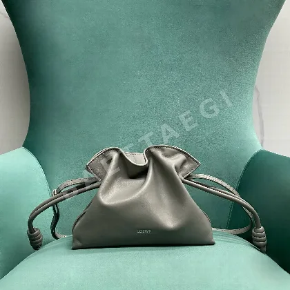 로에베 플라멩코 나파 가죽 드로스트링 숄더백 77256