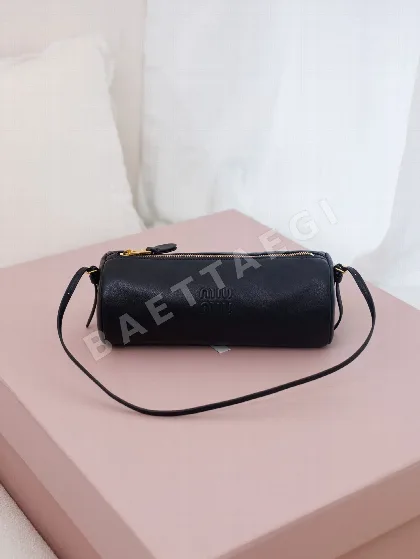 미우미우 시프스킨 원통형 숄더백 5NE851 M550