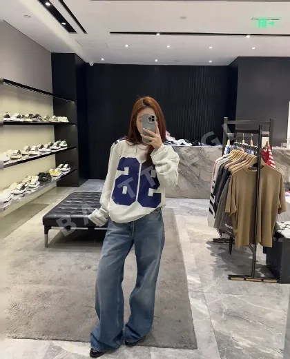아크네스튜디오 로열블루 카라블록 데미지 가공 여성 긴팔 티셔츠 97730