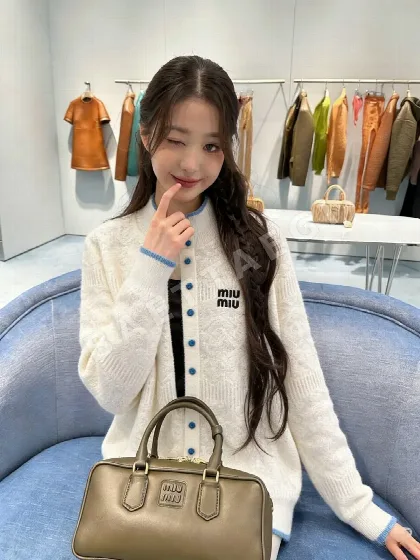 미우미우 로고 울 스탠드 카라 가디건 66221