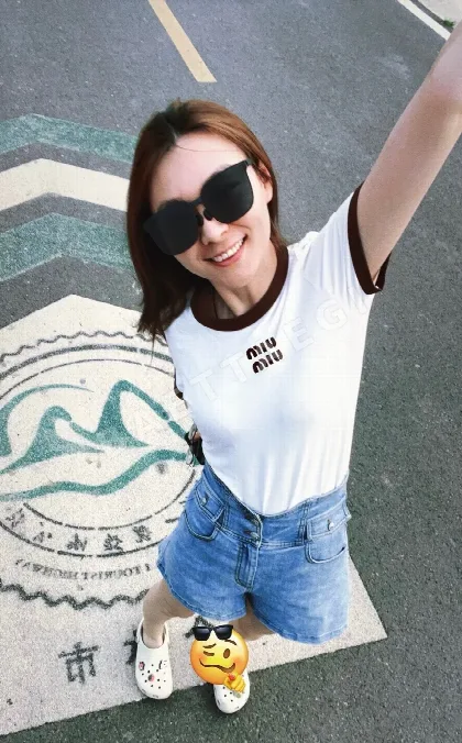 미우미우 로고 자수 크루넥 반팔 티셔츠 24891