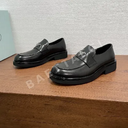 프라다 블랙 송아지가죽 남성 로퍼 83826