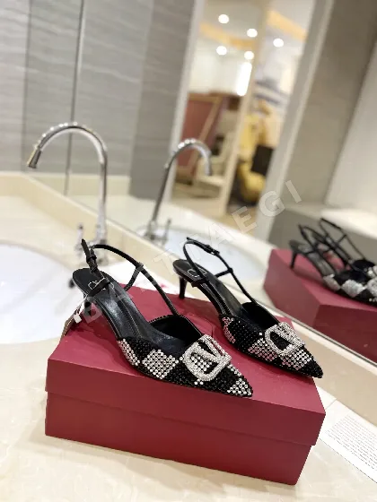 발렌티노 V 로고 크리스탈 샌들 24668