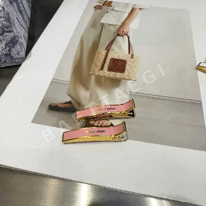 미우미우 레터 프린트 미니 사이드 클립 헤어악세 183895