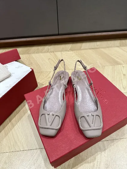 발렌티노 클래식 V-벅 펌프스 24619