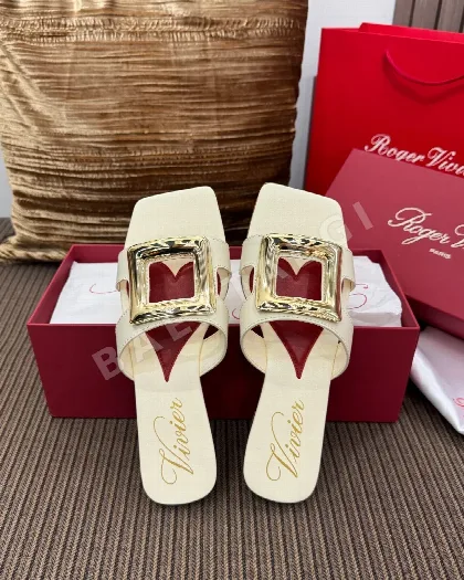 로저비비에 하트 메탈 버클 샌들 105599