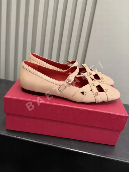 발렌티노 스터드 장식 메리제인 로퍼 24735