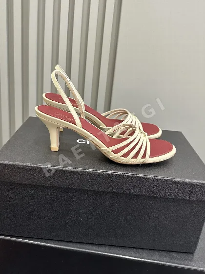 샤넬 C 스트랩 로만 힐 157170