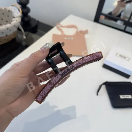 미우미우 클로 헤어클립 183748