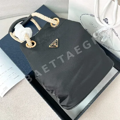 프라다 나일론 버킷백 1BE082