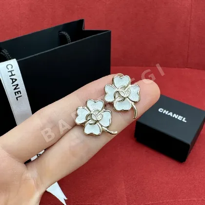 샤넬 화이트 네잎클로버 골드 귀걸이 178677