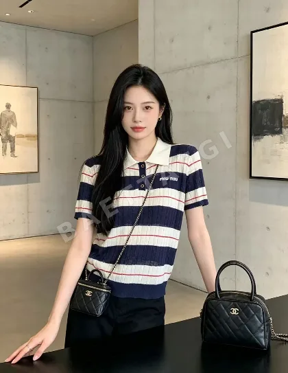 미우미우 로고 자수 스트라이프 슬림핏 카라 반팔 티셔츠 45190