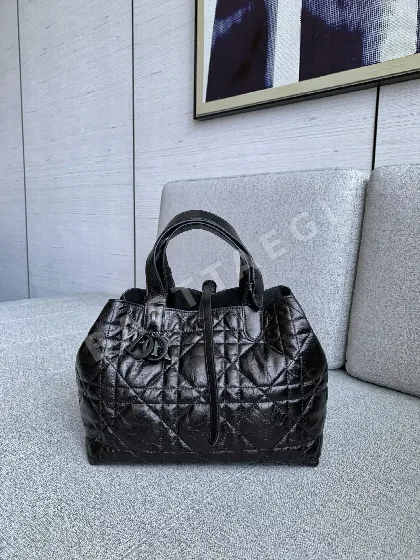 디올 뚜주흐 플리츠 카프스킨 핸드백 105956