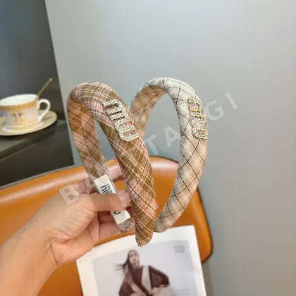 미우미우 메탈 로고 헤어밴드 183691