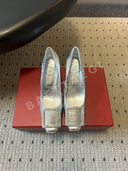 로저비비에 스퀘어 버클 새틴 스틸레토 힐 17140