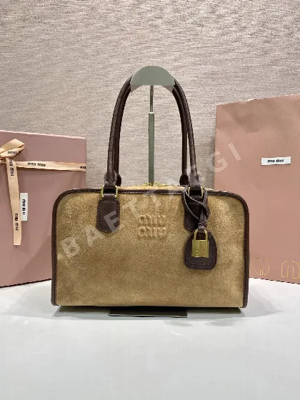 미우미우 스웨이드 핸드백 5BB205