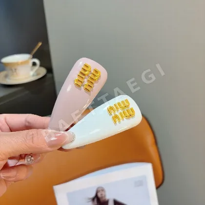 미우미우 램스킨 헤어 클립 183794