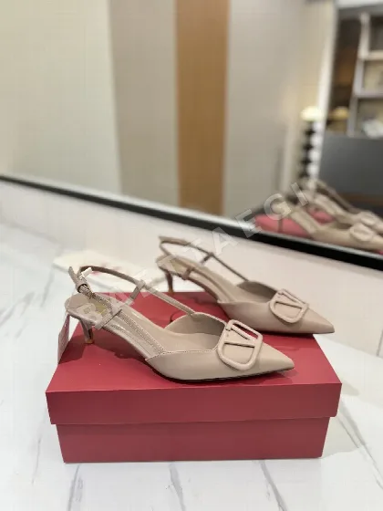 발렌티노 뾰족 앞코 V 버클 샌들 24719