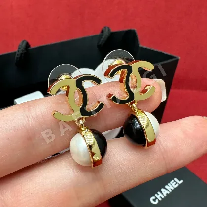 샤넬 블랙&화이트 볼 더블 C 귀걸이 178670